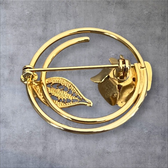 Vintage flower brooch gold tone - Picture 2 of 4